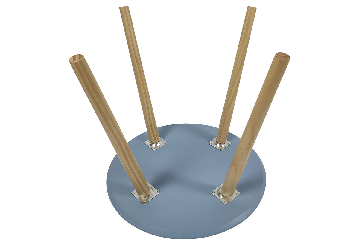 Εδώ απεικονίζεται τα ανθεκτικά ξύλινα πόδια του τραπεζιού.